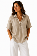 Blusa con cuello y detalle de botones