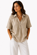 Blusa con cuello y detalle de botones