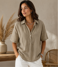 Blusa con cuello y detalle de botones